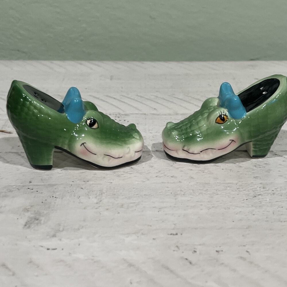 Vandor Vintage CROCODILE SHOES Figural Salt & Pepper Shakers Set - Picture 6 of 8